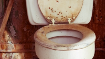 How to Get Yellow Stains Off Toilet Seat in 7 Easy Steps